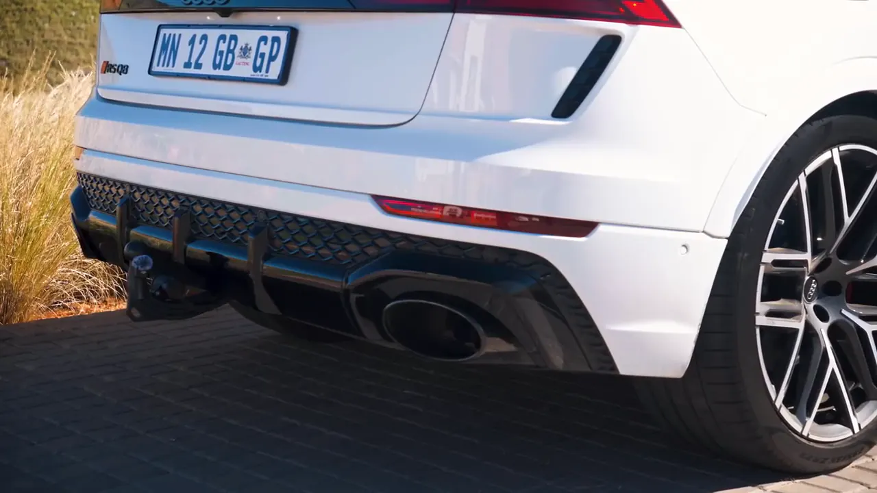 Close-up of the rear diffuser, exhausts and wheel of the white Audi RSQ8